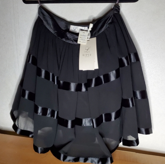 Never worn, new Lipsy London skirt in black. - Picture 4 of 4